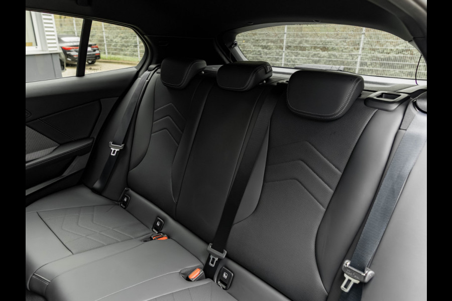 BMW 1-serie M135 xDrive - Pano - Driving Ass - Harman Kardon - Camera