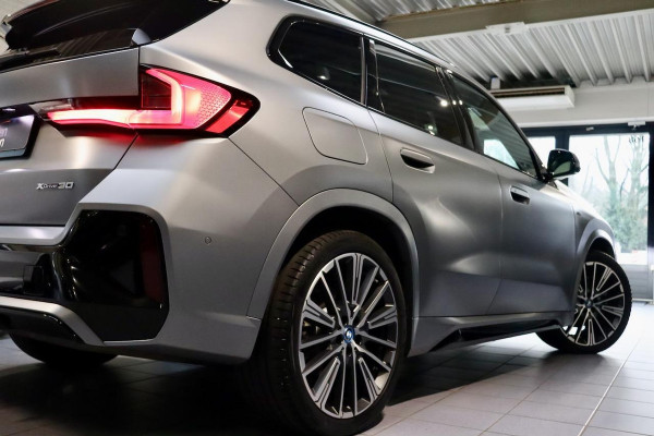 BMW iX1 xDrive30 Launch Ed M Sport|Frozen|PANO|MASSAGE