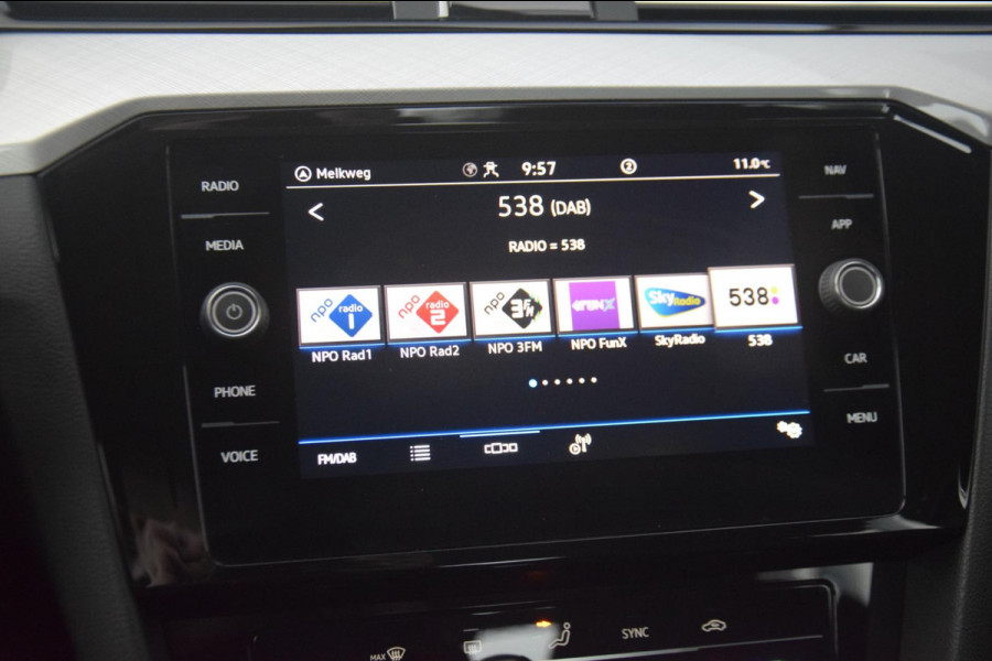 Volkswagen Passat 1.5 TSI Business APPLE CARPLAY/DRAADLOOS LADEN/PARKEER ASSISTENT