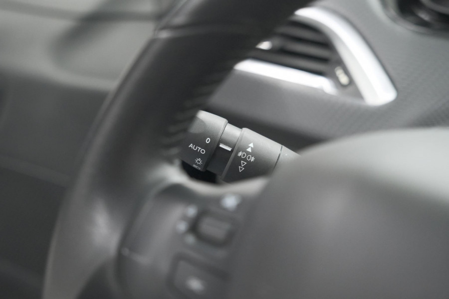 Peugeot 208 PureTech 82 Signature | Apple Carplay | Parkeersensoren | Navigatie | Airco