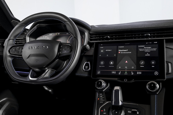 Lynk & Co 01 1.5 PHEV 261PK MY23 | Donkere hemel | 360 Camera | 7.4 kWh Boordlader | S/K-panodak | Adapt. Cruise | Memory | Elek. klep | LM 20" | 1798