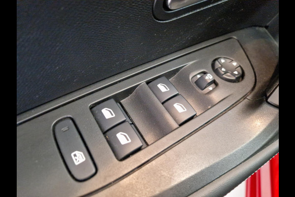 Peugeot e-2008 EV Allure Pack 50 kWh 11kW 3-Fase | Achteruitrijcamera | Climate Control | Parkeersensoren achter