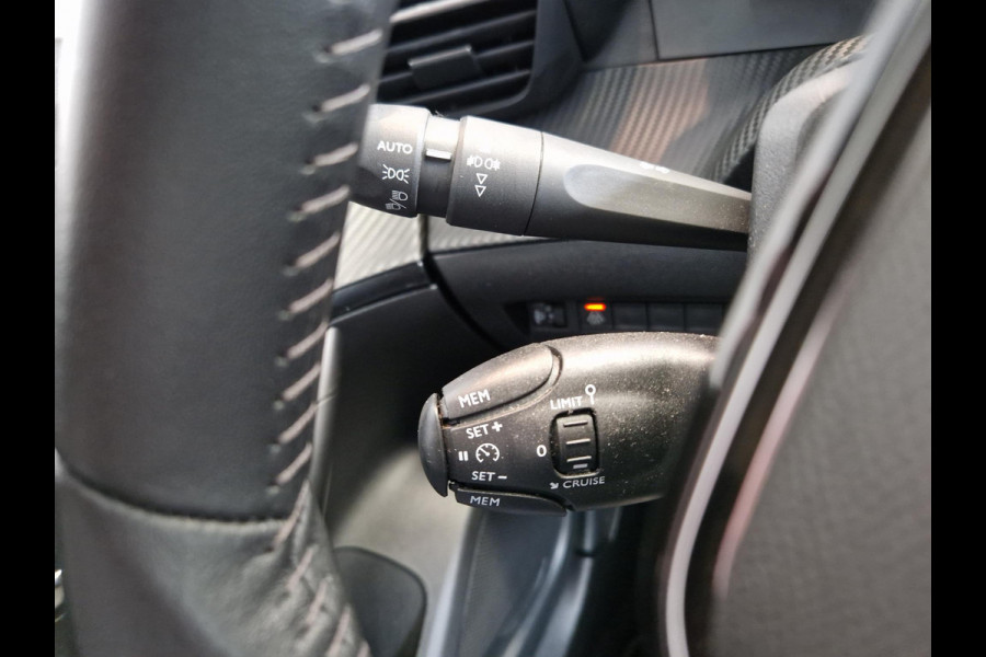 Peugeot e-2008 EV Allure Pack 50 kWh 11kW 3-Fase | Achteruitrijcamera | Climate Control | Parkeersensoren achter