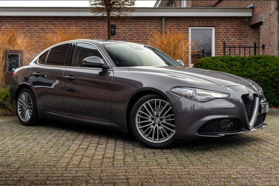Alfa Romeo Giulia 2.0T Super 200 PK Aut. Xenon Leder Keyless PDC Camera 18''
