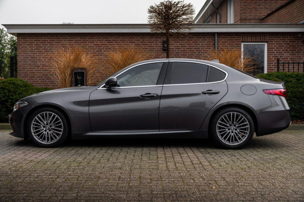 Alfa Romeo Giulia 2.0T Super 200 PK Aut. Xenon Leder Keyless PDC Camera 18''