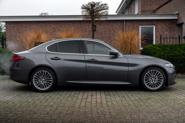 Alfa Romeo Giulia 2.0T Super 200 PK Aut. Xenon Leder Keyless PDC Camera 18''