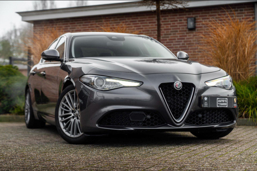 Alfa Romeo Giulia 2.0T Super 200 PK Aut. Xenon Leder Keyless PDC Camera 18''