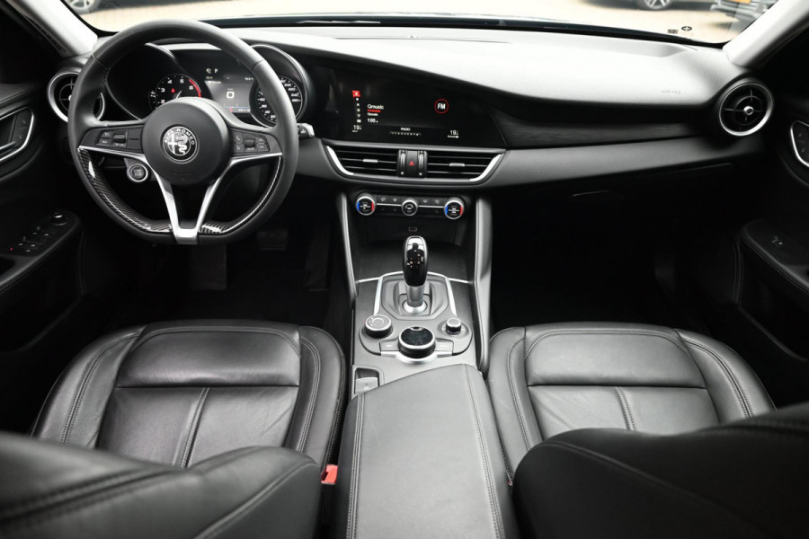 Alfa Romeo Giulia 2.0T Super 200 PK Aut. Xenon Leder Keyless PDC Camera 18''