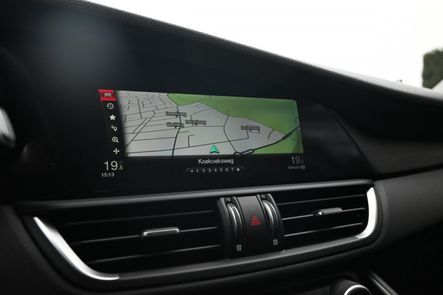 Alfa Romeo Giulia 2.0T Super 200 PK Aut. Xenon Leder Keyless PDC Camera 18''