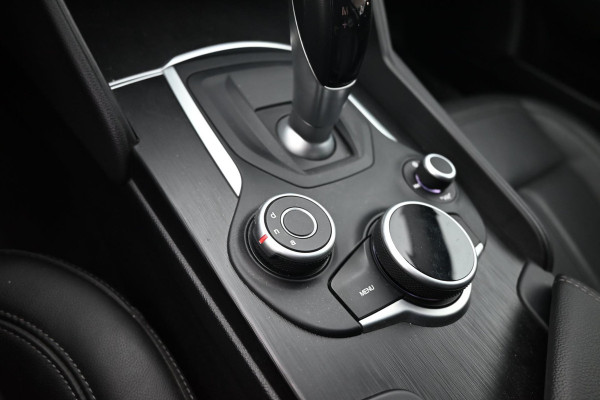 Alfa Romeo Giulia 2.0T Super 200 PK Aut. Xenon Leder Keyless PDC Camera 18''