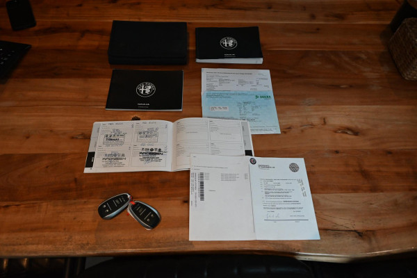 Alfa Romeo Giulia 2.0T Super 200 PK Aut. Xenon Leder Keyless PDC Camera 18''