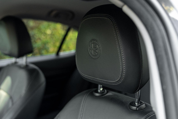 Alfa Romeo Giulia 2.0T Super 200 PK Aut. Xenon Leder Keyless PDC Camera 18''