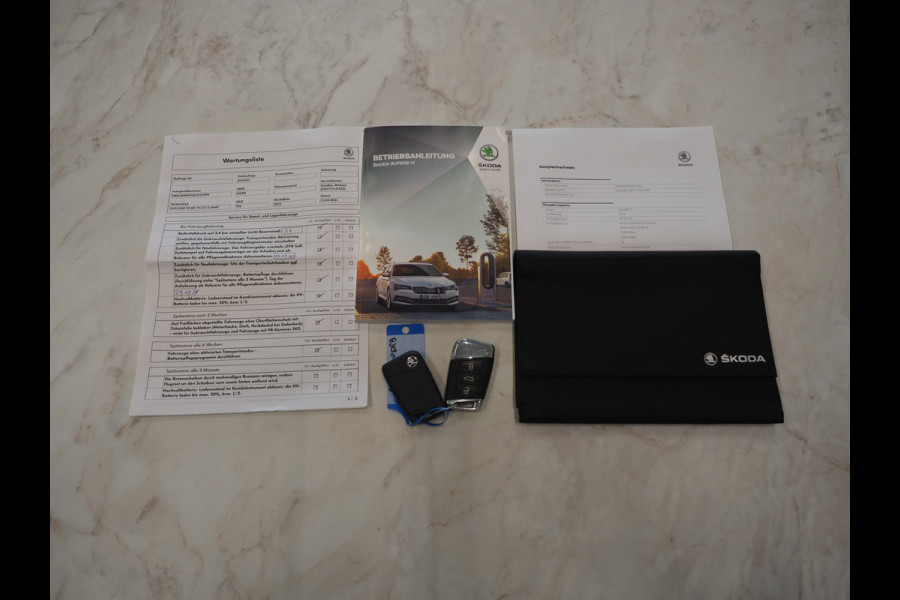 Škoda Superb Combi 1.4 TSI iV Laurin & Klement | Panoramadak | Leder | Canton | Camera | Keyless | Adaptive Cruise | Carplay