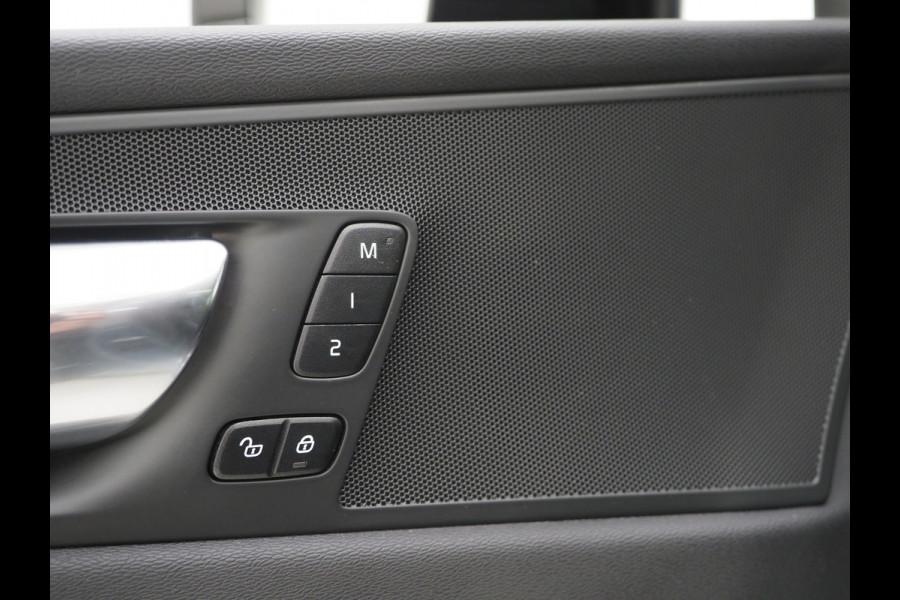 Volvo XC60 2.0 T6 Plug-in hybrid AWD R-Design Long Range | Panoramadak | Pilot Assist | Trekhaak | Camera | Keyless | Memory | Carplay