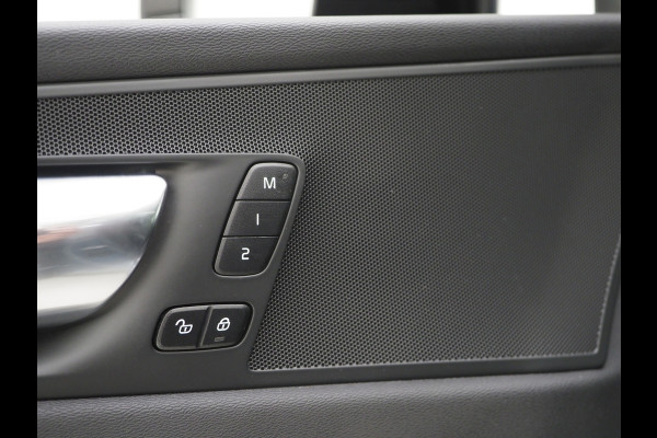 Volvo XC60 2.0 T6 Plug-in hybrid AWD R-Design Long Range | Panoramadak | Pilot Assist | Trekhaak | Camera | Keyless | Memory | Carplay