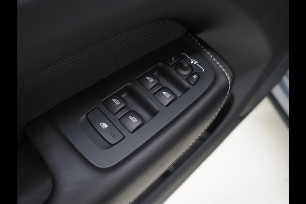 Volvo XC60 2.0 T6 Plug-in hybrid AWD R-Design Long Range | Panoramadak | Pilot Assist | Trekhaak | Camera | Keyless | Memory | Carplay