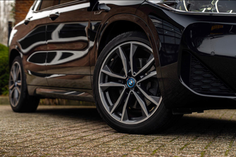 BMW X2 XDrive25e Executive M-Sport 220 PK Dealer o.h Head-Up Camera Leder LED 19''