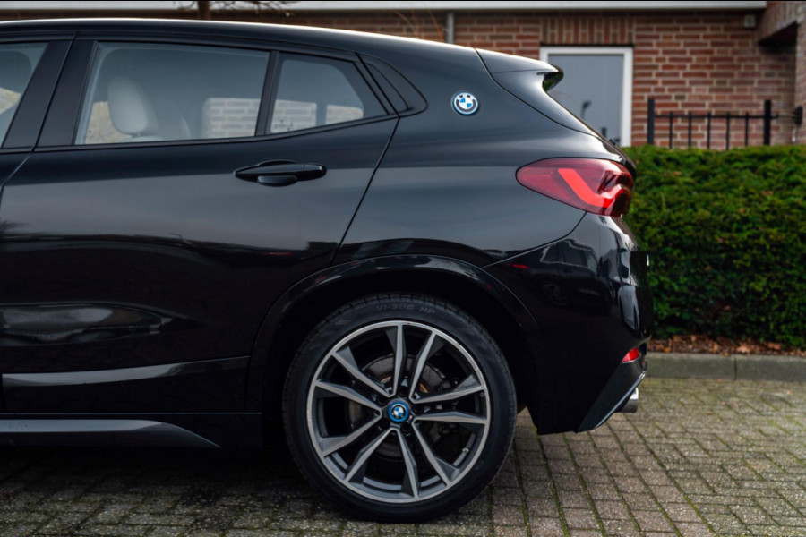 BMW X2 XDrive25e Executive M-Sport 220 PK Dealer o.h Head-Up Camera Leder LED 19''
