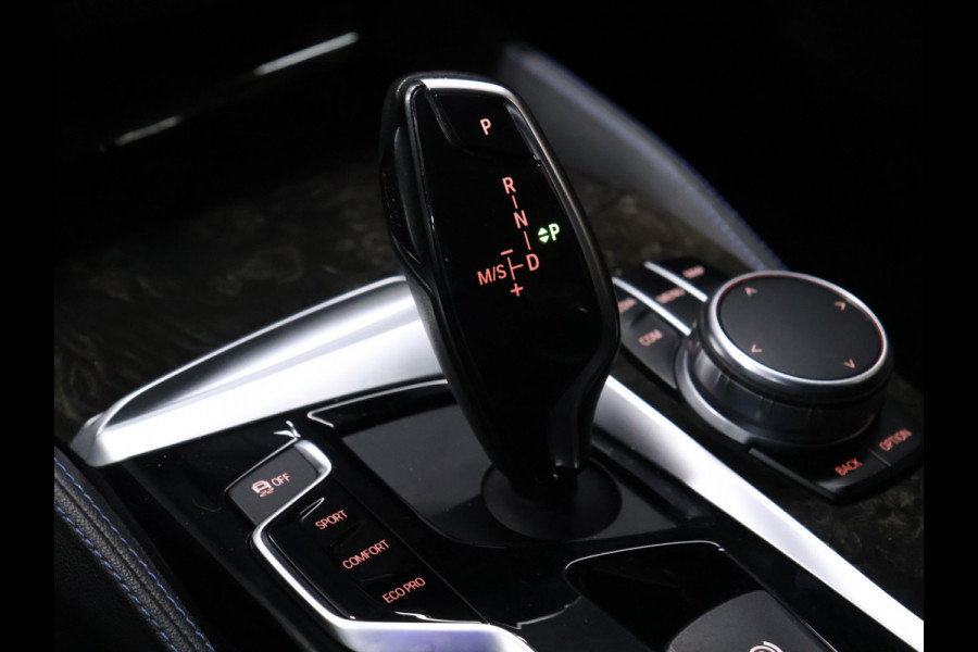 BMW 5 Serie 530e iPerformance High Executive M Sport [ADAPTIVE CRUISE CONTROL, APPLE CARPLAY, HUD, PDC V+A, STUURVERWARMING, STOELVERWARMING, ELEKTRISCHE ACHTERKLEP, NIEUWSTAAT]