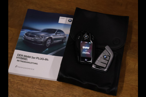 BMW 5 Serie 530e iPerformance High Executive M Sport [ADAPTIVE CRUISE CONTROL, APPLE CARPLAY, HUD, PDC V+A, STUURVERWARMING, STOELVERWARMING, ELEKTRISCHE ACHTERKLEP, NIEUWSTAAT]