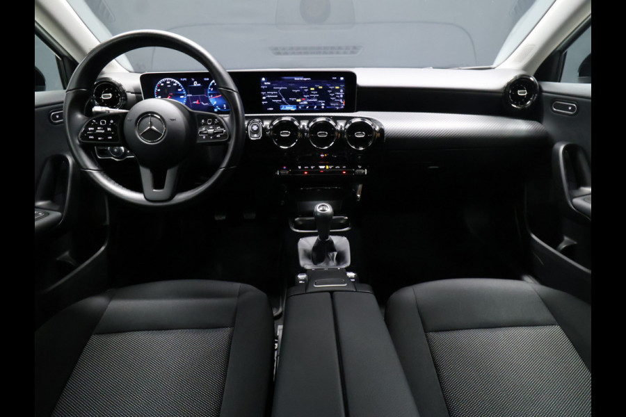Mercedes-Benz A-Klasse 160 Business Solution [CRUISE CONTROL, APPLE CARPLAY, ACHTERUITRIJCAMERA, PDC V+A, LANE ASSIST, STOELVERWARMING, AUTOMATISCHE AIRCO, LICHTMETALEN VELGEN, NIEUWSTAAT]
