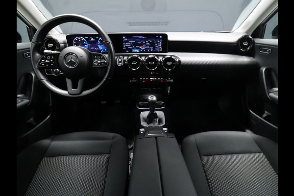Mercedes-Benz A-Klasse 160 Business Solution [CRUISE CONTROL, APPLE CARPLAY, ACHTERUITRIJCAMERA, PDC V+A, LANE ASSIST, STOELVERWARMING, AUTOMATISCHE AIRCO, LICHTMETALEN VELGEN, NIEUWSTAAT]