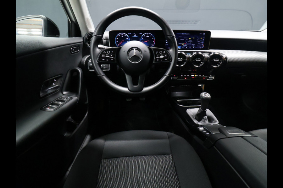 Mercedes-Benz A-Klasse 160 Business Solution [CRUISE CONTROL, APPLE CARPLAY, ACHTERUITRIJCAMERA, PDC V+A, LANE ASSIST, STOELVERWARMING, AUTOMATISCHE AIRCO, LICHTMETALEN VELGEN, NIEUWSTAAT]