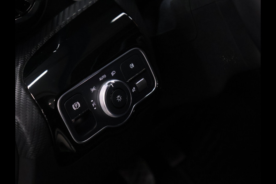 Mercedes-Benz A-Klasse 160 Business Solution [CRUISE CONTROL, APPLE CARPLAY, ACHTERUITRIJCAMERA, PDC V+A, LANE ASSIST, STOELVERWARMING, AUTOMATISCHE AIRCO, LICHTMETALEN VELGEN, NIEUWSTAAT]