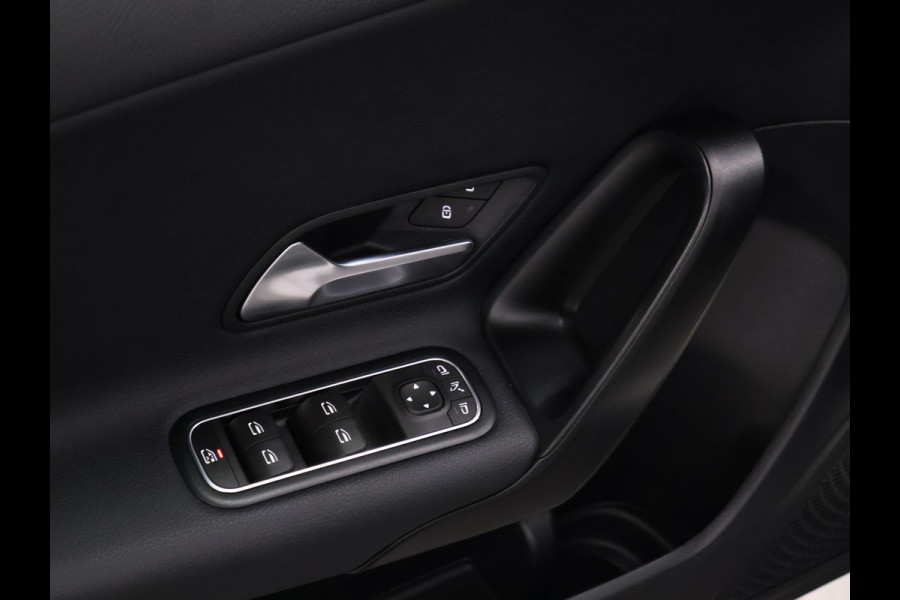 Mercedes-Benz A-Klasse 160 Business Solution [CRUISE CONTROL, APPLE CARPLAY, ACHTERUITRIJCAMERA, PDC V+A, LANE ASSIST, STOELVERWARMING, AUTOMATISCHE AIRCO, LICHTMETALEN VELGEN, NIEUWSTAAT]