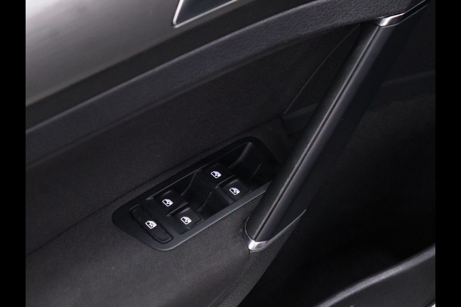 Volkswagen Golf 1.0 TSI Comfortline [TREKHAAK, CRUISE CONTROL, BLUETOOTH TELEFOON, PDC V+A, AUTOMATISCHE AIRCO, NAVIGATIE, LICHTMETALEN VELGEN, NIEUWSTAAT]