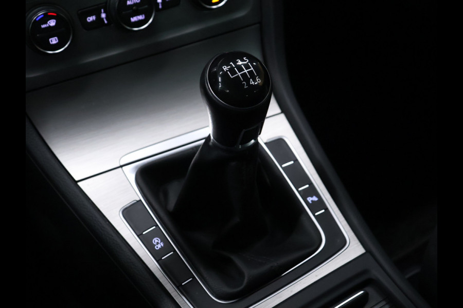 Volkswagen Golf 1.0 TSI Comfortline [TREKHAAK, CRUISE CONTROL, BLUETOOTH TELEFOON, PDC V+A, AUTOMATISCHE AIRCO, NAVIGATIE, LICHTMETALEN VELGEN, NIEUWSTAAT]