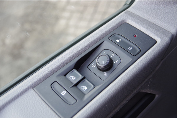 Volkswagen Transporter 2.0 TDI L2 150PK AUT. DC-5P, LED, 2X SCHUIFDEUR, TREKHAAK, NAVI, CRUISE, LEDER STUUR, PARKEERSENSOREN, MISTLAMPEN, DUBBELE CABIN