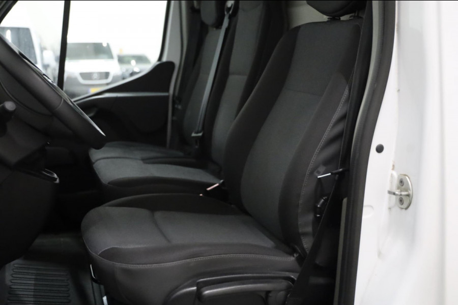 Renault Master T35 2.3 dCi 135PK L1/H2 CAMERA NAVI AIRCO CRUISE CONTROL PDC Lease v/a €132,- p.m. INRUIL MOGELIJK