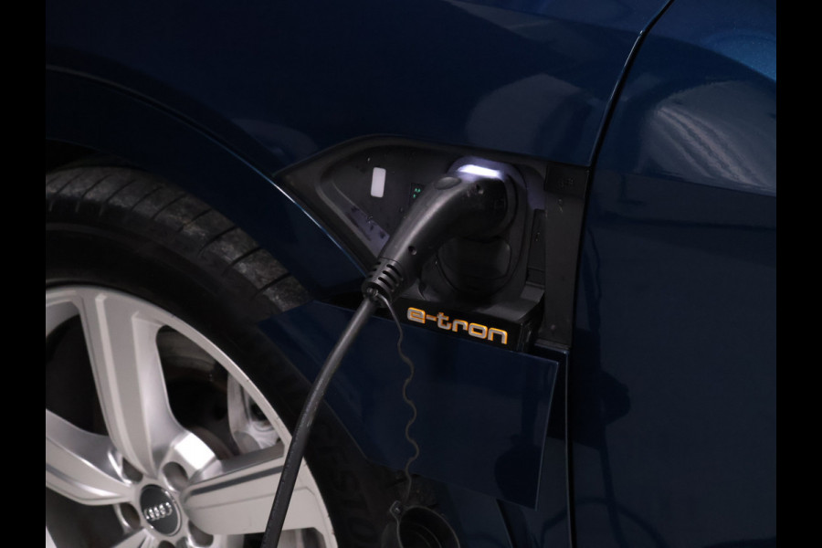 Audi e-tron 55 quattro Business edition Plus 95 kWh [LUCHTVERING, SCHUIFDAK, APPLE CARPLAY, VERWARMDE ACHTERBANK, CAMERA, NIEUWSTAAT]