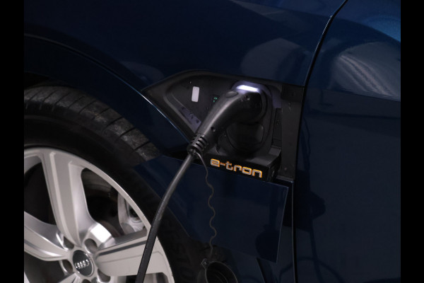 Audi e-tron 55 quattro Business edition Plus 95 kWh [LUCHTVERING, SCHUIFDAK, APPLE CARPLAY, VERWARMDE ACHTERBANK, CAMERA, NIEUWSTAAT]