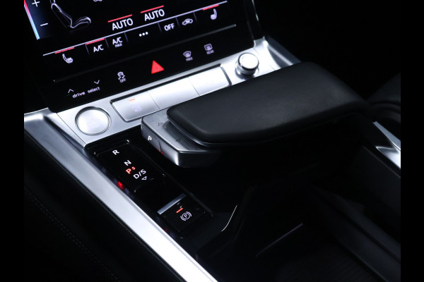 Audi e-tron 55 quattro Business edition Plus 95 kWh [LUCHTVERING, SCHUIFDAK, APPLE CARPLAY, VERWARMDE ACHTERBANK, CAMERA, NIEUWSTAAT]