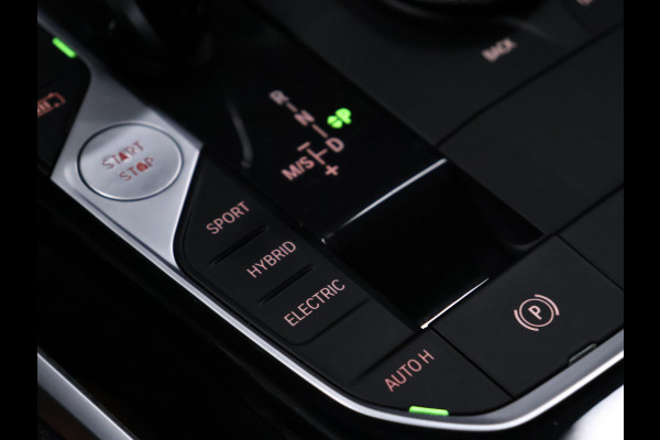 BMW 3-serie 330e eDrive Sport [TREKHAAK, CRUISE CONTROL, APPLE CARPLAY, ANDROID AUTO, ACHTERUITRIJCAMERA, PDC V+A, STOELVERWARMING, AUTOMATISCHE AIRCO, BMW LED, NIEUWSTAAT]