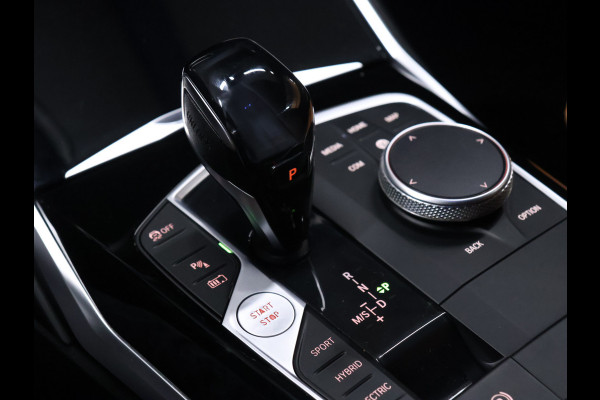 BMW 3-serie 330e eDrive Sport [TREKHAAK, CRUISE CONTROL, APPLE CARPLAY, ANDROID AUTO, ACHTERUITRIJCAMERA, PDC V+A, STOELVERWARMING, AUTOMATISCHE AIRCO, BMW LED, NIEUWSTAAT]