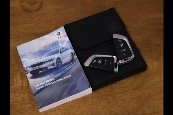 BMW 3-serie 330e eDrive Sport [TREKHAAK, CRUISE CONTROL, APPLE CARPLAY, ANDROID AUTO, ACHTERUITRIJCAMERA, PDC V+A, STOELVERWARMING, AUTOMATISCHE AIRCO, BMW LED, NIEUWSTAAT]