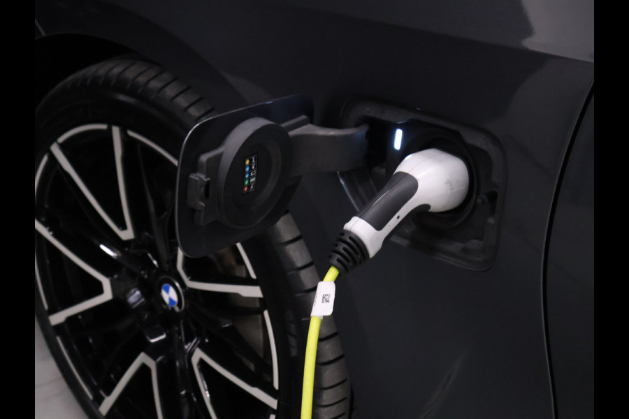 BMW 3-serie 330e eDrive Sport [TREKHAAK, CRUISE CONTROL, APPLE CARPLAY, ANDROID AUTO, ACHTERUITRIJCAMERA, PDC V+A, STOELVERWARMING, AUTOMATISCHE AIRCO, BMW LED, NIEUWSTAAT]
