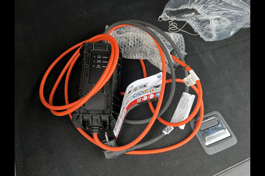 Peugeot 3008 1.6 HYbrid 180 Allure Pack Business VAN: €29.900,- VOOR: €26.877,- UW EINDEJAARSVOORDEEL: €3.023| PHEV PLUG-IN HYBRIDE| 10.000KM!!| DODE HOEK| CAMERA|ADAPTIVE CRUISE|  CARPLAY/ ANDROID AUTO