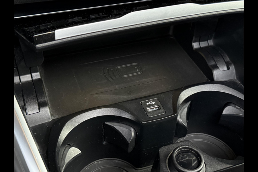 BMW 3 Serie Touring 330e Sport Line | PANORAMA | TREKHAAK | SPORTSTOELEN | KEYLESS ENTRY |