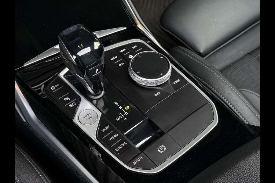 BMW 3 Serie Touring 330e Sport Line | PANORAMA | TREKHAAK | SPORTSTOELEN | KEYLESS ENTRY |