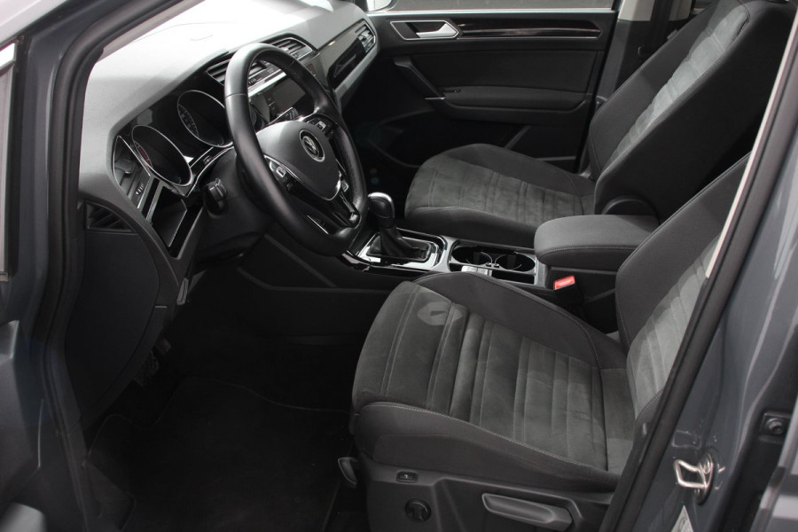 Volkswagen Touran 1.5 TSI 150pk DSG Highline 7p | Navigatie | Apple Carplay/Android Auto | Electrisch bedienbare achterklep | Adaptive Cruise control | Lichtmetalen velgen | Extra getint glas