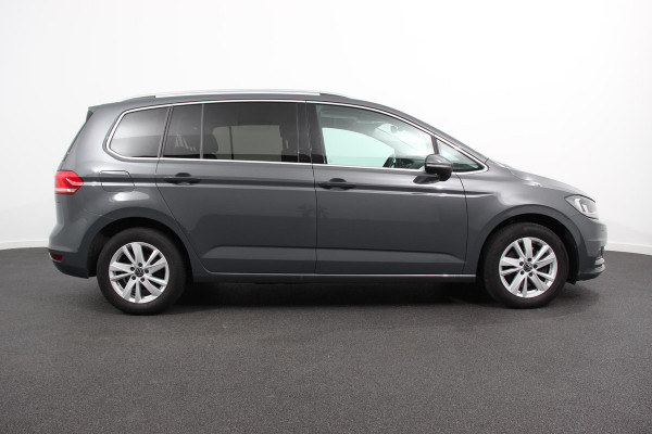 Volkswagen Touran 1.5 TSI 150pk DSG Highline 7p | Navigatie | Apple Carplay/Android Auto | Electrisch bedienbare achterklep | Adaptive Cruise control | Lichtmetalen velgen | Extra getint glas