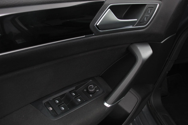 Volkswagen Touran 1.5 TSI 150pk DSG Highline 7p | Navigatie | Apple Carplay/Android Auto | Electrisch bedienbare achterklep | Adaptive Cruise control | Lichtmetalen velgen | Extra getint glas