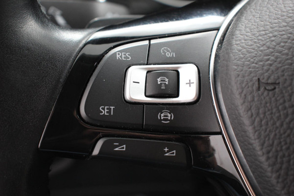Volkswagen Touran 1.5 TSI 150pk DSG Highline 7p | Navigatie | Apple Carplay/Android Auto | Electrisch bedienbare achterklep | Adaptive Cruise control | Lichtmetalen velgen | Extra getint glas
