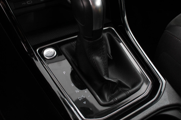 Volkswagen Touran 1.5 TSI 150pk DSG Highline 7p | Navigatie | Apple Carplay/Android Auto | Electrisch bedienbare achterklep | Adaptive Cruise control | Lichtmetalen velgen | Extra getint glas