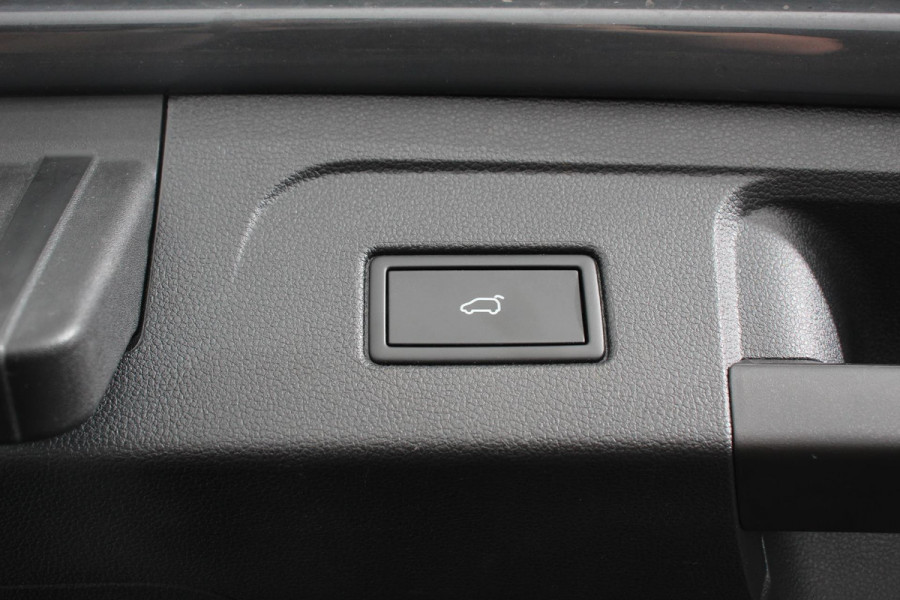 Volkswagen Touran 1.5 TSI 150pk DSG Highline 7p | Navigatie | Apple Carplay/Android Auto | Electrisch bedienbare achterklep | Adaptive Cruise control | Lichtmetalen velgen | Extra getint glas