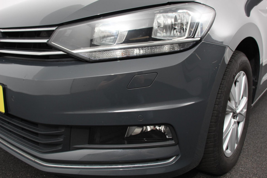 Volkswagen Touran 1.5 TSI 150pk DSG Highline 7p | Navigatie | Apple Carplay/Android Auto | Electrisch bedienbare achterklep | Adaptive Cruise control | Lichtmetalen velgen | Extra getint glas